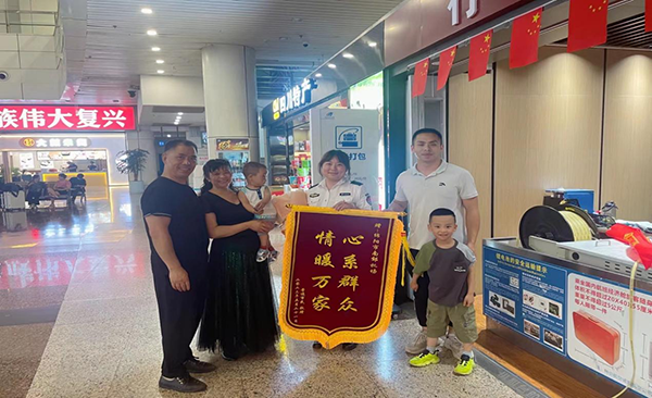 心系群眾，情暖萬家—— 綿陽機場安檢站暖心服務(wù)獲錦旗.png